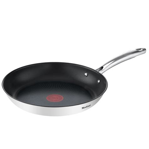 Obrázek: grafika srovnávající materiály nepřilnavých povrchů a pokliček pro 28 cm pánev