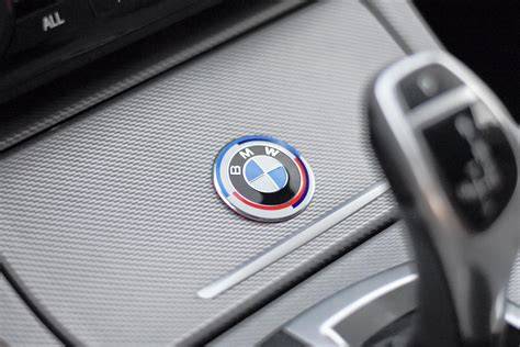 Schéma montáže znaku na volant BMW