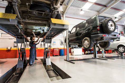 Autoservis - mechanik pracující na Mercedesu v dílně