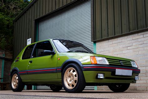 Fotografie ukazující stavbu PT 205 GTI v dílně Tolman Engineering - skelet, antikorozní ochrana a keramický kabátek