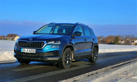 Ilustrační foto vozu Škoda Karoq Facelift s namontovanými dummy koncovkami výfuku