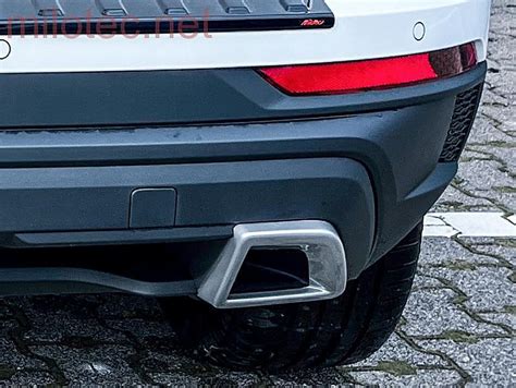 Detailní záběr na dummy koncovky výfuku ukazující povrchovou úpravu Alu Brush