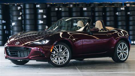 Infografika: Porovnání objemů kufrů u vybraných modelů včetně MX-5 Roadster a konkurence