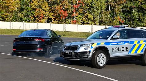Infografika s technickými parametry policejních vozidel a rámu pro PIT manévr
