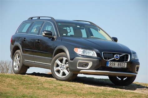 Volvo XC70 v zimním terénu s náznakem zapadnutí, ale s funkčním pohonem 4x4