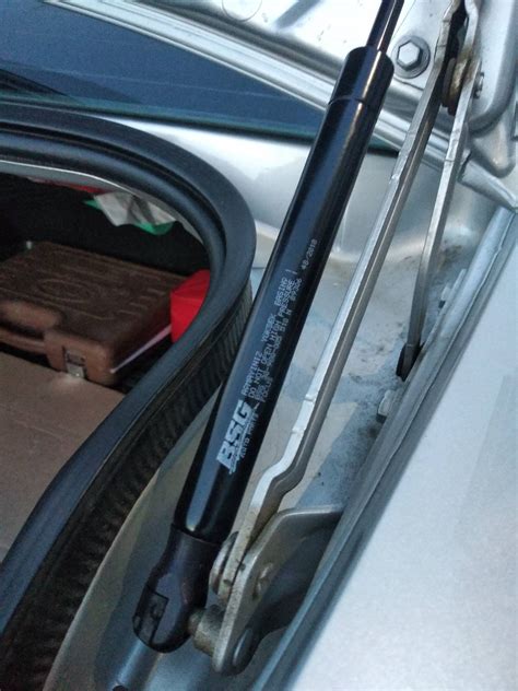 Detailní pohled na plynovou vzpěru zavazadlového prostoru ESEN SKV