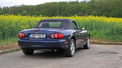 Mazda MX-5 druhé generace (NB) s pevnými světlomety