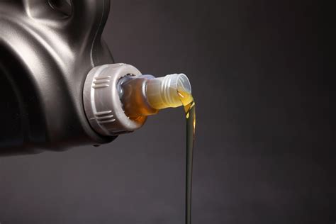 Nádoba se starým motorovým olejem