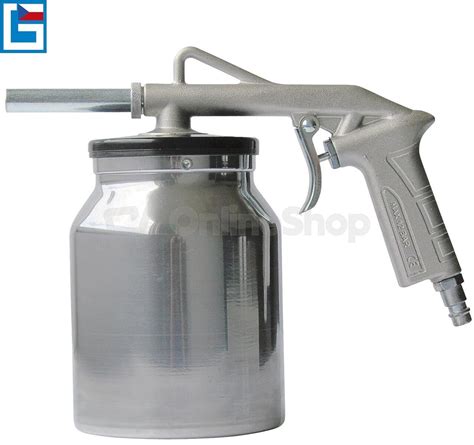 Ilustrace principu fungování pískovací pistole se znázorněním proudu stlačeného vzduchu a abraziva.