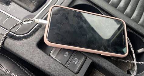 Bezpečné uchycení telefonu v autě