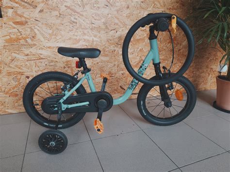 ergonomicky nastavené sedlo a dosah páky na dětském kole