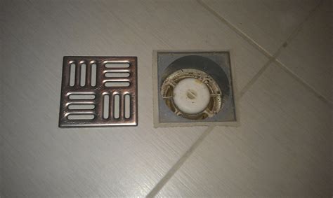 Detailní pohled na odtokový kanálek s nahromaděným listím