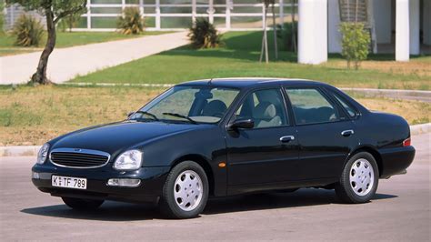 Ford Scorpio II Estate - boční pohled na auto s pneumatikami