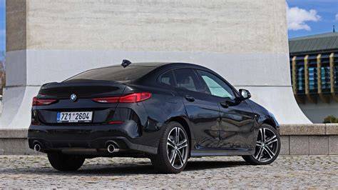 Infografika porovnání verzí BMW řady 2 Gran Coupé: 220d vs. 220i