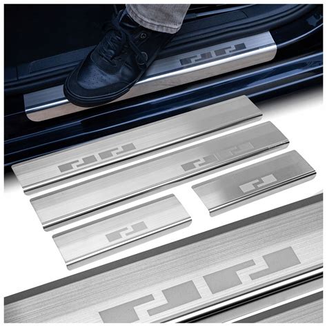 různé typy ochranných lišt pro přední část automobilu