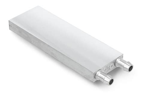 Detailní pohled na sportovní hliníkový vodní chladič BMW