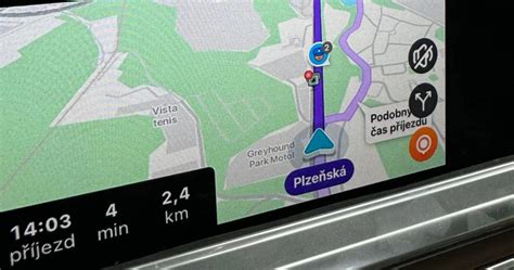 Mapa: porovnání přesnosti zobrazení omezení rychlosti mezi navigací Mazda a Waze