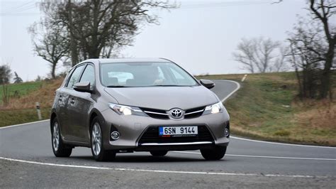 Detail přední části nové Toyoty C-HR s LED světlomety