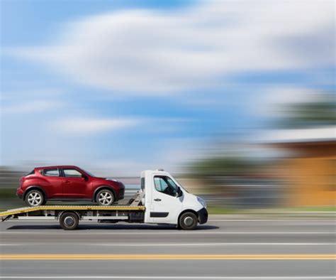 Infografika porovnávající výhody nákupu nového a ojetého vozu z Německa