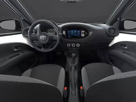 Obrázek srovnávací infografiky: automatická Aygo a její výhody
