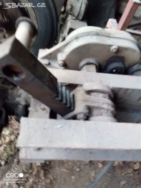 Detailní záběr na sklápěcí mechanismus přívěsu