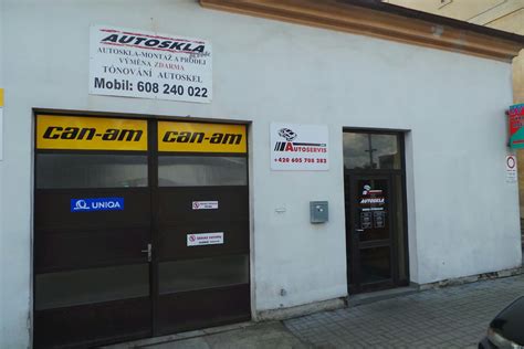 ilustrační foto autoskla s logem autoservisu