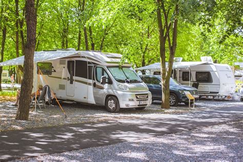 Ilustrace kempu s obytnými vozy a stany