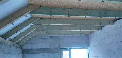 vizuální srovnání pneumatik před a po aplikaci pěny