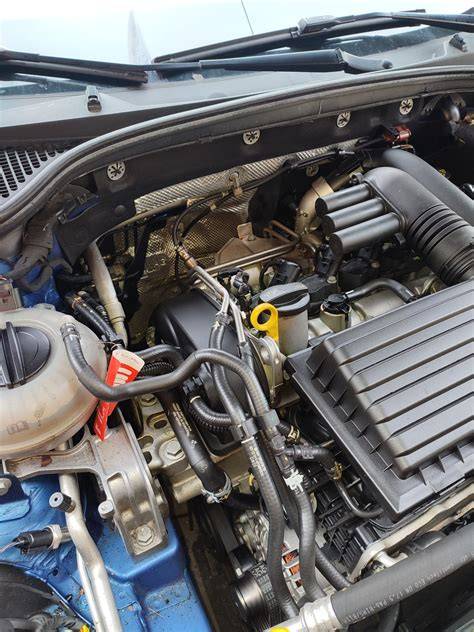 přední rozpěra mezi tlumiči v motorovém prostoru Škoda Felicia