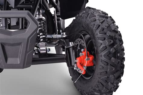 Detailní pohled na odpružení a brzdy čtyřkolky Suzuki KingQuad
