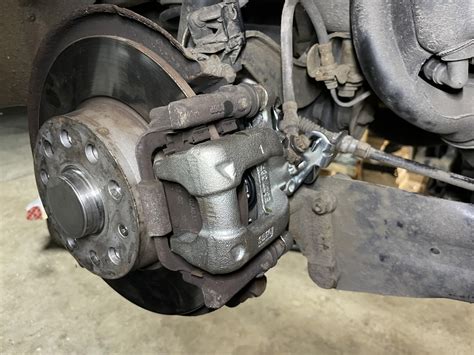 Infografika: Jak funguje hydraulický podvozek Citroën a ruční brzda na přední nápravě