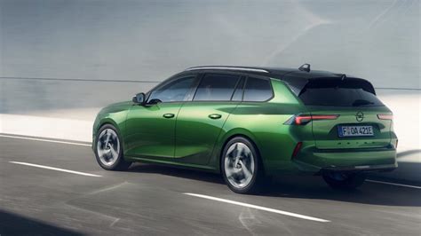 tmavě šedá Opel Astra zepředu se svítícím logem Vizor