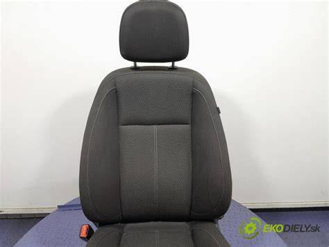 interiér tmavě šedé Opel Astry, řidičské sedadlo IntelliSeat