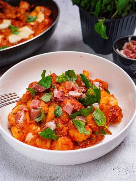 pánvička s hotovými gnocchi dochucenými parmezánem