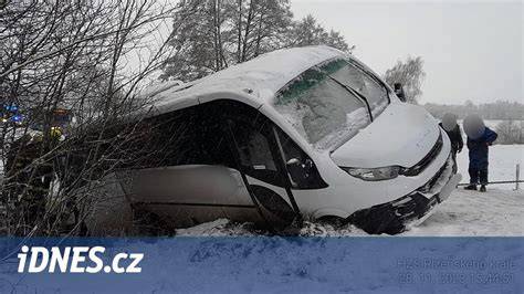 Obrázková horečka zimní dopravy na zasněžené silnici