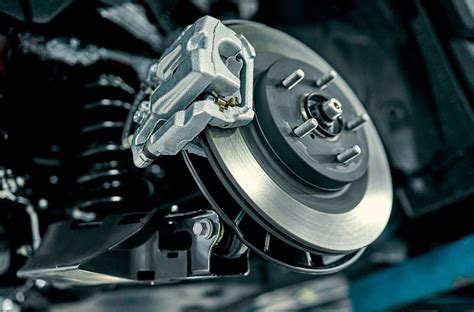 Infografika s porovnáním různých typů brzdových destiček podle jejich složení a vlastností