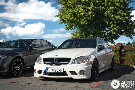 tisková infografika o náraznících W204 AMG
