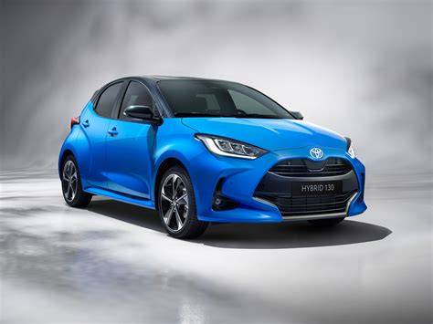 Infografika: Srovnání verzí Toyota Yaris s automatem (1.0, 1.3, 1.5, hybrid) a hlavní parametry (objem, výkon, pohon, cena)