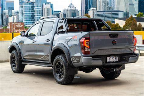 Obrázek názorně ukazuje typické rozměry a rozteč podélníků pro Nissan Navara a kompatibilní nosiče.