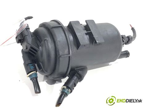 Detail palivového filtru s vyznačeným odvzdušňovacím šroubem.