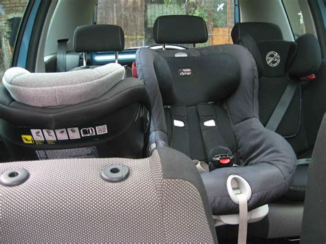 Ilustrace správného a nesprávného upevnění dětské sedačky.