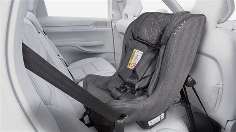 Detailní pohled na dětskou bezpečnostní sedačku Volvo orientovanou proti směru jízdy.