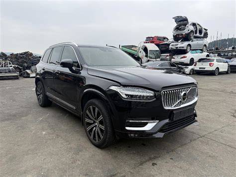 Infografika ukazující kroky posouzení bouraného Volvo XC90: ověření VIN, kontrola motoru a převodovky, stav karoserie, záznam servisní historie, porovnání dílů s požadavky kupujícího