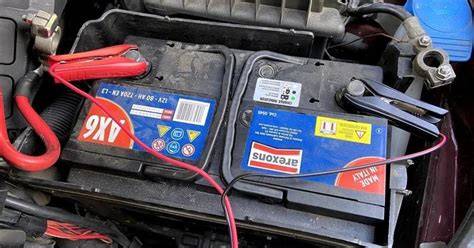 Infografika: Jak funguje dobíjení autobaterie a signály špatné baterie