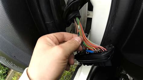 Detail kabelového svazku v automobilových dveřích
