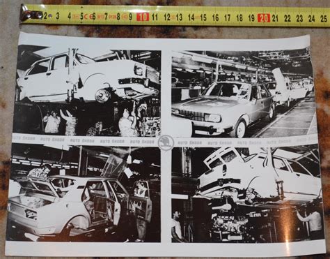 Historický záběr montáže automobilu na výrobní lince