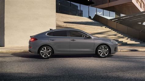Infografika: Srovnání verzí i30 Fastback a i30 Kombi