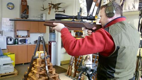 Střelec při dynamické střelbě z pistole