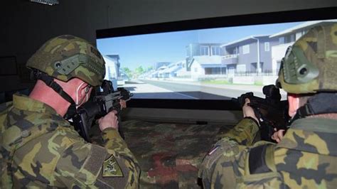 Uživatel na videosituačním střeleckém trenažéru