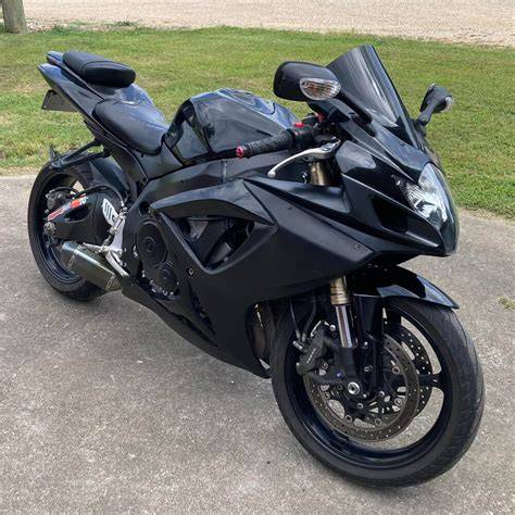 Infografika: Jak vybrat držák SPZ pro GSXR 600 2007